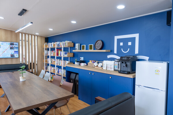 ▲롯데는 육군 7해안감시기동대대에 청춘책방 70호점을 개관했다. ⓒ롯데