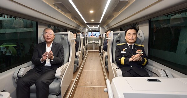 ▲정의선 현대차그룹 회장(왼쪽), 남화영 소방청장(오른쪽) 등 행사 참석자들이 소방관 회복지원 수소전기버스 내부를 체험하고 있다. ⓒ현대자동차그룹