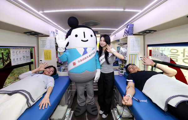 ▲대우건설 임직원이 헌혈 캠페인에 참여하고 있다. ⓒ대우건설