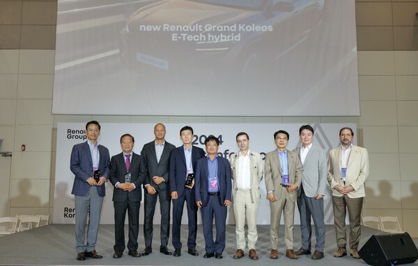 ▲스테판 드블레즈 르노코리아 사장(왼쪽 여섯번째)을 비롯한 르노코리아 임원들과 우수 협력사 수상자들이 기념 사진을 촬영하고 있다. ⓒ르노코리아
