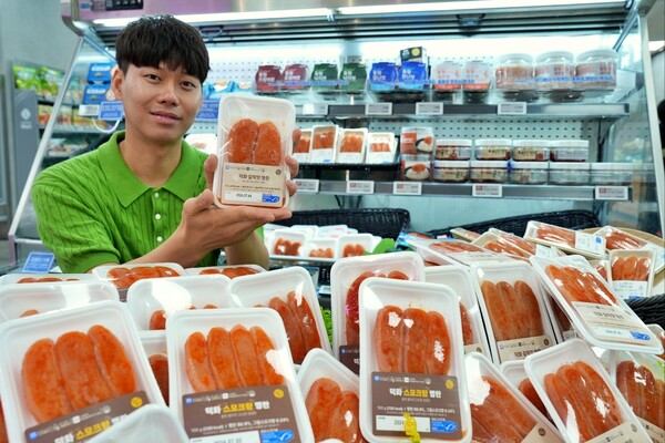 ▲제타플렉스 잠실점 수산코너에서 명란젓 신상품을 홍보하고 있는 조성연 롯데마트 수산팀 MD(상품기획자). ⓒ롯데마트
