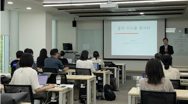 ▲인터넷신문윤리위원회는 한국언론진흥재단의 지원을 받아 27일 미디어교육원에서 첫 번째 2024 찾아가는 저널리즘 특강을 진행했다.ⓒ인터넷신문윤리위원회