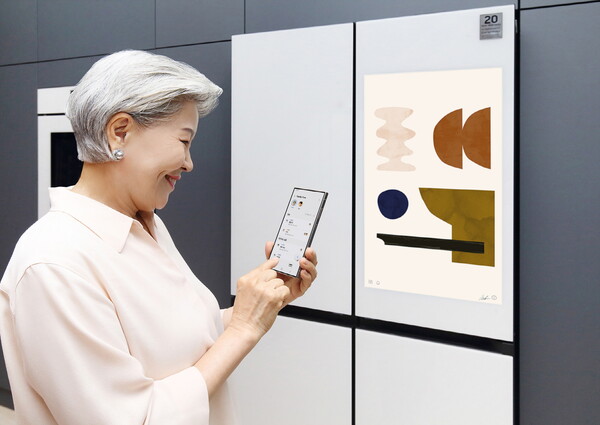 ▲삼성전자 모델이 부모님을 위한 AI 라이프 솔루션, 스마트싱스 '패밀리 케어' 서비스의 복약시간 알림 등 '일정 관리' 기능을 체험하고 있다. ⓒ삼성전자