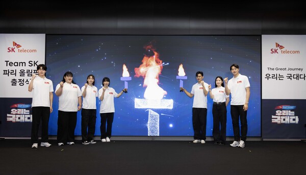 ▲(왼쪽부터)황선우(수영), 박혜정(역도), 윤지수(펜싱), 강경민(핸드볼), 구본길(펜싱), 송세라(펜싱), 오상욱(펜싱) 선수가 T-성화 포토콜 세리머니를 하고 있다. ⓒSKT