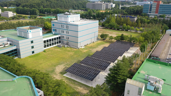 ▲태양광 발전설비가 구축된 대전 R&D센터 모습. ⓒLG유플러스
