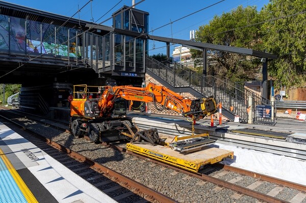 ▲ 현대무벡스가 호주 시드니메트로社와 사우스웨스트 노선 10개역에 스크린도어/안전발판 설치 공사를 수행해 연말까지 완료할 계획이다. 사진은 현지 헐스톤파크(Hurlstone)역 설치 장면이다.  ⓒ 현대그룹