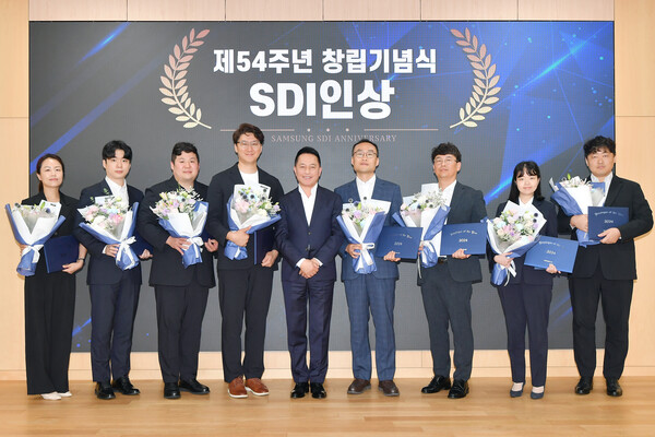 ▲지난 1일 삼성SDI 기흥 본사에서 열린 ‘54주년 창립기념식’에서 최윤호 삼성SDI 대표이사 사장(가운데)이 우수 임직원 시상을 진행하고 있다. ⓒ삼성SDI