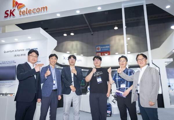 ▲6월25일 열린 국내 양자 분야 전시회 ‘퀀텀 코리아 2024’에서 SK텔레콤 컨소시엄 관계자들이 과제 착수에 앞서 각종 사안에 대해 논의하는 모습. ⓒSK텔레콤