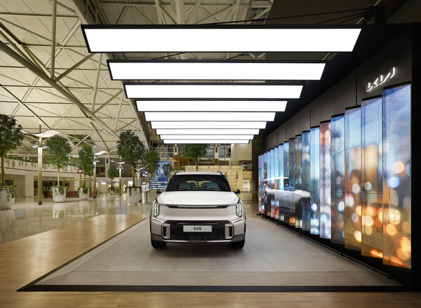 ▲기아가 인천국제공항 제1여객터미널 3층 출국장 H구역 인근에 전시부스를 마련하고 체험형 콘텐츠를 선보인다. ⓒ기아