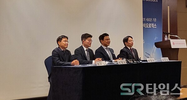 ▲롯데바이오로직스 임원진이 질의응답에 임하는 모습. 정우청 EPC부문장, 유형덕 사업증설부문장, 이원직 대표, 강주언 사업기획부문장(사진 왼쪽부터). ⓒ최나리 기자