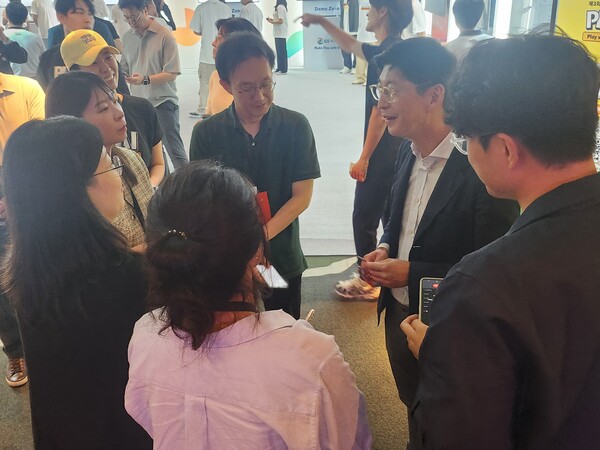 ▲허세홍 GS칼텍스 대표(오른쪽 두번째)가 해커톤을 방문해 기자들의 질문에 답하고 있다. ⓒGS