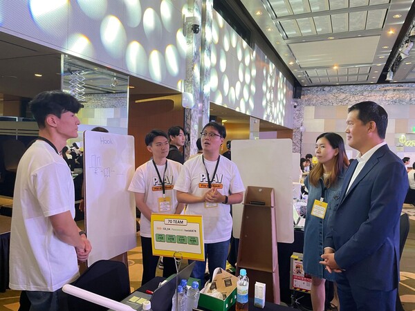 ▲3일 인터컨티넨탈 코엑스 서울에서 열린 ‘2024 GS그룹 해커톤’에서 허윤홍 GS건설 대표(오른쪽 첫번째)가 해커톤 참가자의 이야기를 듣고 있다. ⓒGS건설