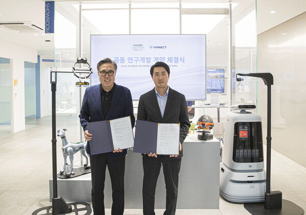 ▲모델솔루션이 AI∙XR 기업 버넥트와 스마트고글 공동 연구개발에 착수한다. 우병일 모델솔루션 대표이사(왼쪽)와 하태진 버넥트 대표이사. ⓒ한국앤컴퍼니