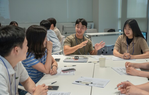 ▲커리어 위크에서 직무 경험을 공유하는 LG화학 임직원들. ⓒLG화학