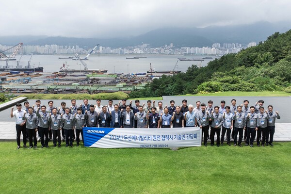 ▲지난 3일 경남 창원시에 있는 두산에너빌리티 본사에서 진행된 원전 협력사 기술인 간담회에서 참석자들이 단체 기념 촬영을 하고 있다. ⓒ두산에너빌리티