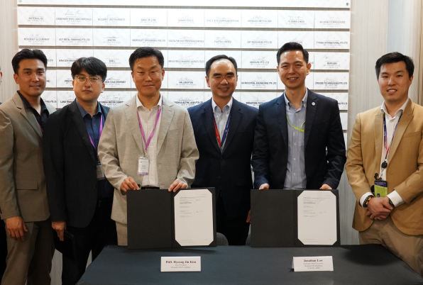 ▲현대제철과 ARTC가 철강 제조공정 혁신과 품질 개선을 위한 인공지능(AI) 기술개발 협력에 관한 비밀유지계약(NDA)을 체결했다. (왼쪽부터) 문태수 현대제철 머신비전연구팀장, 한학수 공정제어기술실장, 김형진 공정연구센터장, David Low ARTC CEO, Jonathan Low Assistant Chief Executive, Jeremy Ho Weng Keong Business Lead. ⓒ현대제철