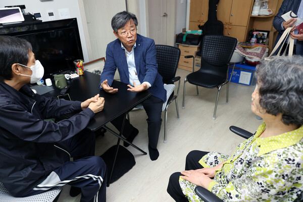 ▲김헌동 SH공사 사장이 주거상향 지원을 통해 이주를 마친 가구를 방문하여 주거상향 지원사업에 대한 의견을 듣고 있다.  ⓒSH공사