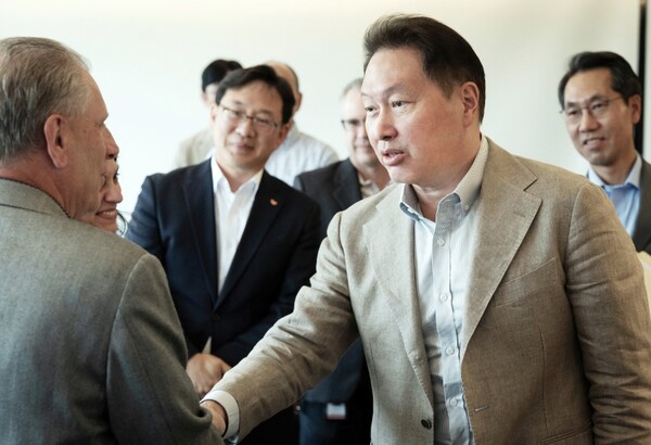 ▲최태원 SK그룹 회장이 지난 2일(현지시간) 뉴저지에 위치한 SK바이오팜의 미국 법인 SK라이프사이언스 본사를 찾아 바이오 사업 현황을 점검하고 있다. ⓒ SK