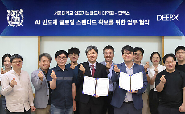 ▲김녹원 딥엑스 대표와 이혁재 서울대 인공지능반도체 대학원 사업단장, 그 외 인공지능반도체 대학원 교수님들과 박사과정 학생들이 기념촬영을 하고 있다. ⓒ딥엑스