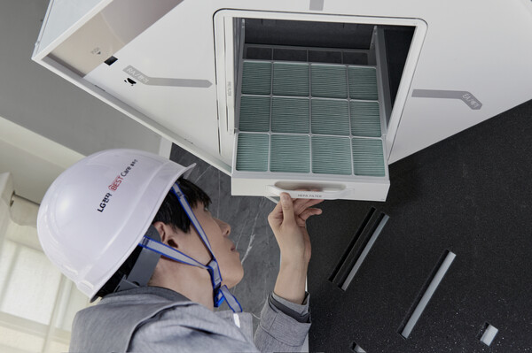 ▲케어 전문가가 제품을 관리하고 있다. ⓒLG전자