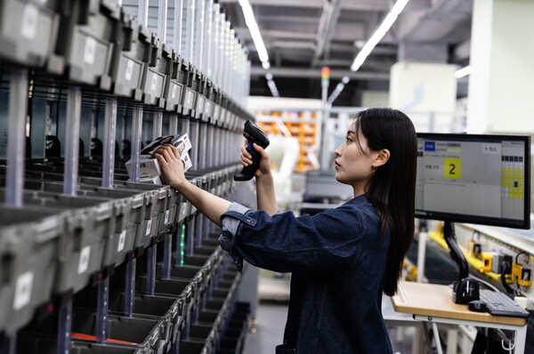 ▲MFC성남점 근무자가 자동 분류기로 분류된 상품을 검수하고 있는 모습. ⓒCJ올리브영