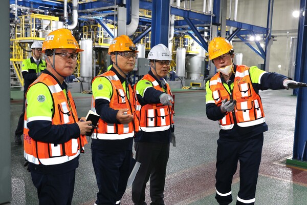 ▲포스코그룹 장인화 회장(우측 두번째)이 지난 5월 21일 세종에 위치한 포스코퓨처엠 천연흑연 음극재 공장을 둘러보고 있다. ⓒ포스코그룹