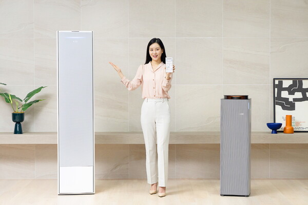 ▲삼성전자 모델이 스마트싱스 '스마트 포워드' 업데이트를 통해 새로 추가된 공기청정기 부스터 기능을 소개하고 있다. ⓒ삼성전자