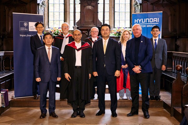 ▲(앞줄 왼쪽부터) 김견 HMG경영연구원 부사장, 수마트라 두타 옥스포드대학 경영대학장, 김흥수 GSO본부장 부사장, 폴 폴만 옥스포드대학 경영대 이사회 의장 등 관계자들이 기념 사진을 촬영하고 있다. ⓒ현대차그룹