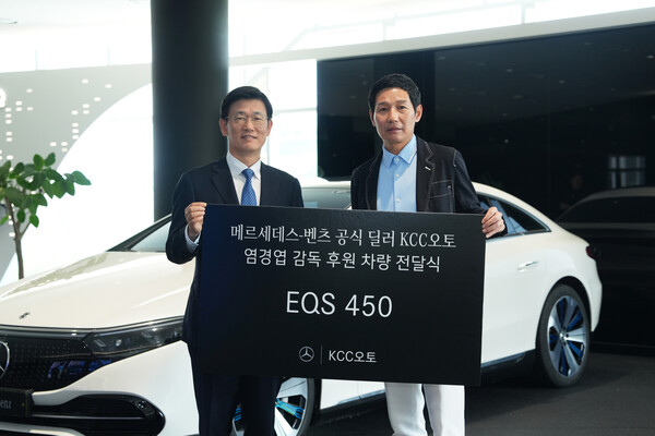 ▲KCC오토가 염경엽 LG트윈스 감독(오른쪽)에 메르세데스-벤츠 전기차 모델 ‘EQS 450’ 차량을 후원한다. ⓒKCC오토