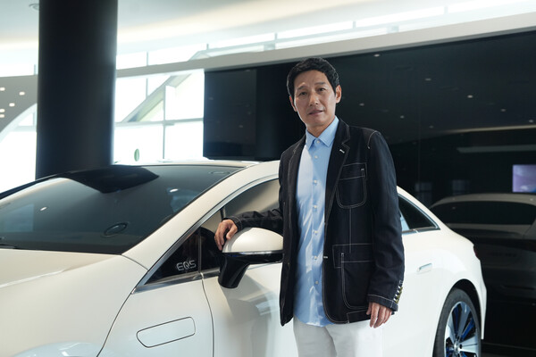 ▲염경엽 LG트윈스 감독이 KCC오토로부터 후원받은 메르세데스-벤츠 전기차 모델 ‘EQS 450’ 앞에서 포즈를 취하고 있다. ⓒKCC오토