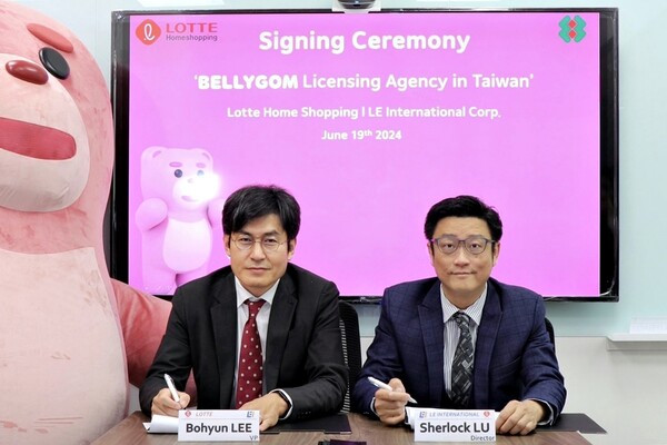▲롯데홈쇼핑은 대만 LE 인터내셔널과 벨리곰 IP 활용에 관한 라이선스 계약을 체결했다. 이보현 롯데홈쇼핑 콘텐츠부문장, 셜록 루 L.E 인터내셔널 마케팅부문장(사진 왼쪽부터). ⓒ롯데홈쇼핑