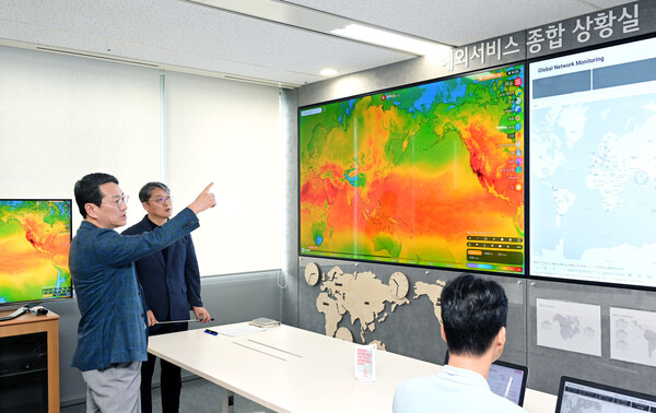 ▲LG전자 조주완 CEO가 9일 서울 마곡 LG사이언스파크 해외서비스 종합상황실에서 50여개 해외 법인의 서비스 운영 지표를 점검하고 있다. ⓒLG전자