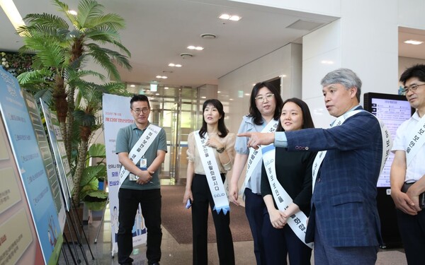 ▲김석진 한국지역정보개발원 부원장이 10일 정보보호의 날을 맞아 개발원 청사 로비에서 진행된 ‘정보보호 캠페인’에서 직원들에게 정보보호 수칙을 안내하고 있다. ⓒ한국지역정보개발원