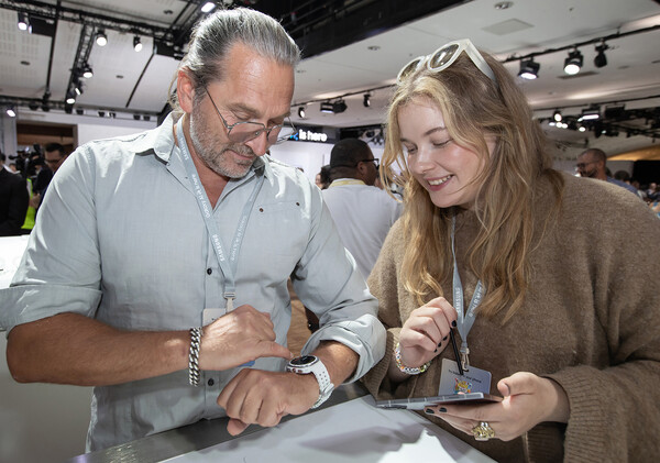 ▲10일(현지시간) 프랑스 파리에 위치한 '카루젤 뒤 루브르(Carrousel du Louvre)'에서 개최된 하반기 '갤럭시 언팩 2024'에서 관람객이 '갤럭시 워치 울트라'를 체험하고 있다. ⓒ삼성전자