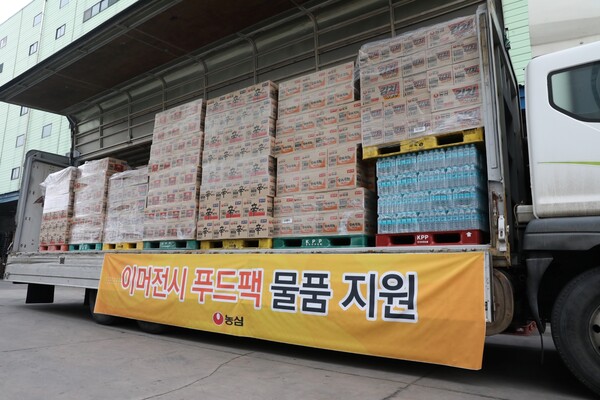 ▲청주에 위치한 농심 물류센터에서 전국푸드뱅크에 제공할 이머전시 푸드팩 지원품을 실은 모습. ⓒ농심
