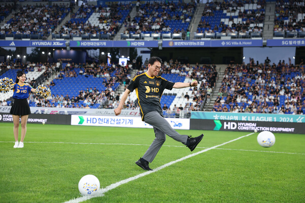 ▲지난 10일 울산 문수월드컵경기장에서 열린 울산 HD vs 광주 FC 경기에서 최철곤 HD현대건설기계 사장이 시축하고 있다. ⓒHD현대건설기계