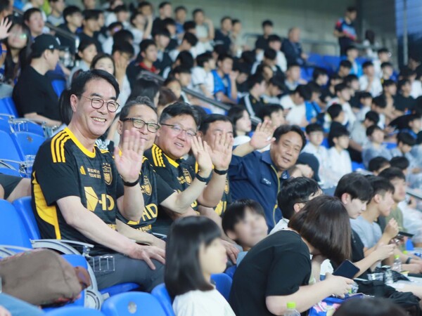 ▲지난 10일 ‘HD현대건설기계 브랜드 데이’로 치뤄진 울산 HD vs 광주 FC 경기에서 최철곤 HD현대건설기계 사장(왼쪽)과 조영철 HD현대사이트솔루션 사장(왼쪽 두번째)이 관중석에서 직원들과 응원하고 있다. ⓒHD현대건설기계