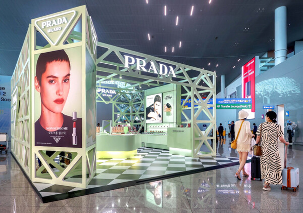▲인천국제공항 제2터미널 프라다 뷰티 메가 팝업스토어 전경. ⓒ신세계면세점