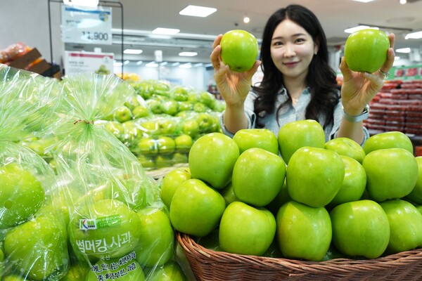 ▲2024년산 햇사과 ‘썸머킹 사과’를 소개하는 모습. ⓒ롯데쇼핑