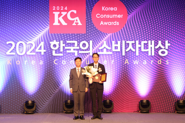 ▲11일 서울 프라자호텔에서 열린 2024 한국의 소비자대상 시상식에서 강재훈 풀무원 리빙케어사업부 사업부장(사진 왼쪽)이 에어프라이어 부문 대상을 수상한 후 기념 사진을 촬영했다. ⓒ풀무원