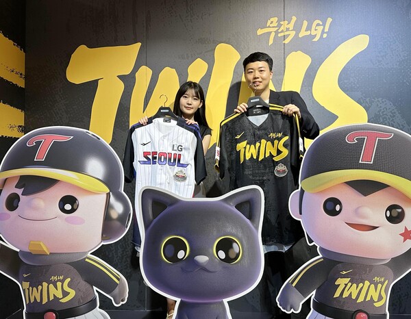 ▲서울시 강남구에 위치한 현대백화점 무역센터점 지하 1층 엘지트윈스 팝업스토어에서 굿즈 상품을 소개하는 모습. ⓒ현대백화점그룹