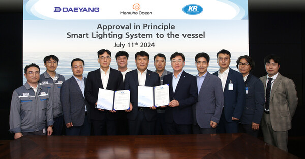 ▲서행명 한화오션 상무(왼쪽에서 6번째), 서영우 대양전기공업 대표이사(왼쪽에서 4번째), 연규진 KR 도면승인실장(왼쪽에서 8번째) 등 3사 관계자가 스마트 조명 제어 시스템 개념승인 수여식을 마친 뒤 기념촬영을 하고 있다.  ⓒ 한화오션