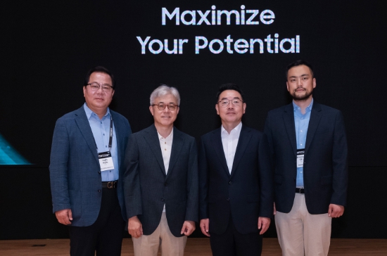 ▲(왼쪽부터) 박호진 어보브반도체 부사장, 최시영 삼성전자 파운드리 사업부장(사장), 이장규 텔레칩스 대표, 오진욱 리벨리온 CTO가 9일 서울 삼성동 코엑스에서 열린 ‘삼성 파운드리 포럼 2024’(Samsung Foundry Forum 2024)에서 기념 사진을 찍고 있다. ⓒ삼성전자