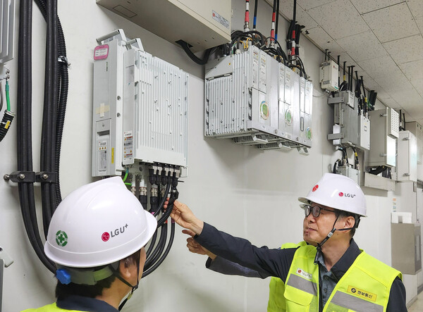 ▲9호선 삼성중앙역에서 통신 장비를 점검하는 LG유플러스 직원의 모습. ⓒLG유플러스