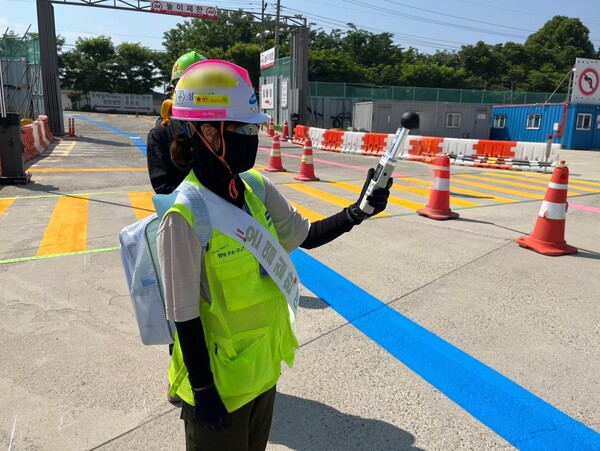 ▲삼성물산 현장에서 온습도를 직접 측정하고 있다. ⓒ삼성물산 건설부문