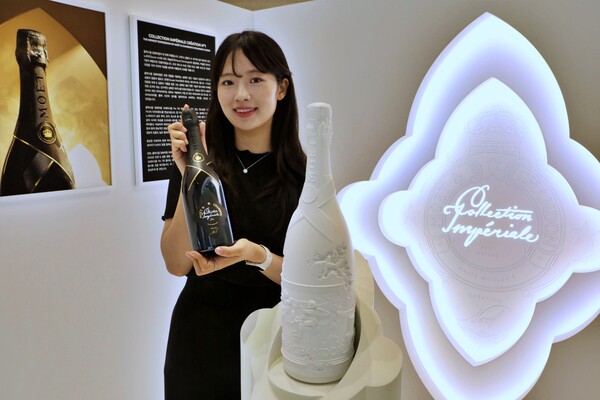 ▲모엣&샹동 신규 샴페인 ‘콜렉시옹 임페리얼 크레아시앙 No.1’을 소개하는 모습. ⓒ롯데쇼핑