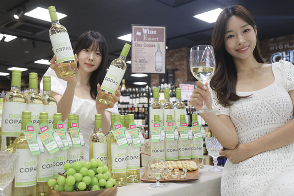 ▲도스코파스 신상품 소비뇽 블랑을 소개하는 모습. ⓒ이마트