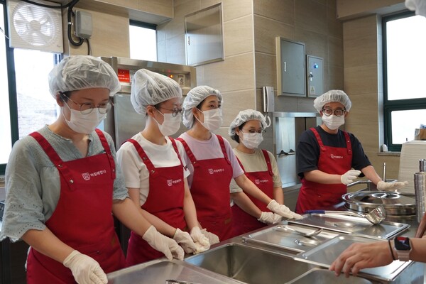 ▲‘아침애만나’를 운영하는 자원봉사자들. ⓒ이랜드복지재단