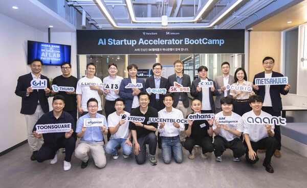 ▲서울 코엑스에서 열린 발대식에서 강세원 SKT ESG추진 담당(뒷줄 오른쪽 다섯 번째)과 정재욱 하나은행 디지털신사업 본부장(뒷줄 오른쪽 여섯 번째)이 기념촬영을 하고 있다. ⓒSKT