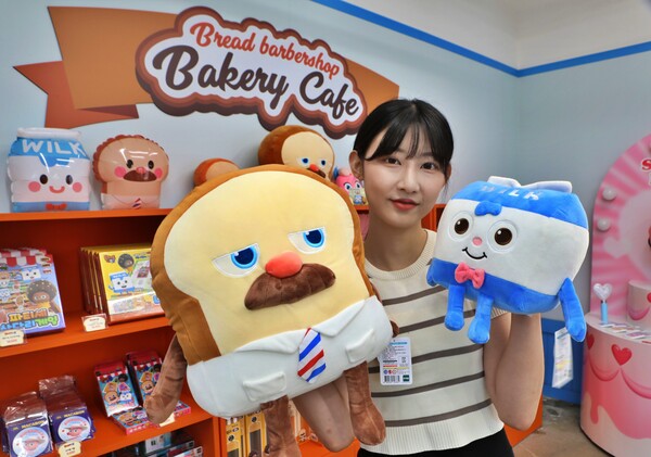 ▲롯데백화점 브레드 이발소X쉬즈 베이글 팝업에서 굿즈를 소개하는 모습. ⓒ롯데쇼핑